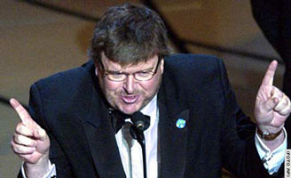 Michael Moore durante la cerimonia degli Oscar 2003